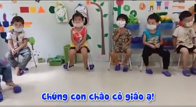 Học sinh mầm non trở lại lớp sau nghỉ dịch có màn chào hỏi bá đạo khiến cô giáo muốn sang chấn tâm lý - Ảnh 2.