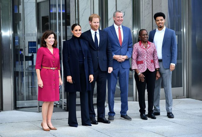 Meghan ch&iacute;nh thức t&aacute;i xuất sau khi sinh con g&aacute;i, cố tỏ ra thần th&aacute;i đỉnh cao nhưng vẫn lộ chi tiết k&eacute;m sang - Ảnh 2.