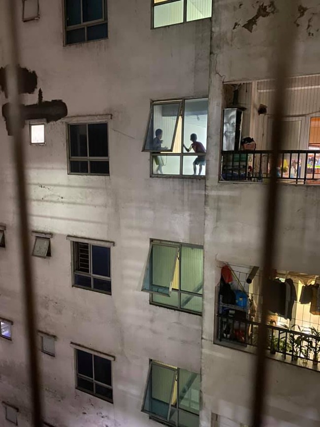 2 bé trai trèo gần cửa sổ hàng lang chung cư cao tầng để nô đùa, chứng kiến cảnh hiểm nguy phụ huynh nào cũng run sợ &quot;thót tim&quot; - Ảnh 2.