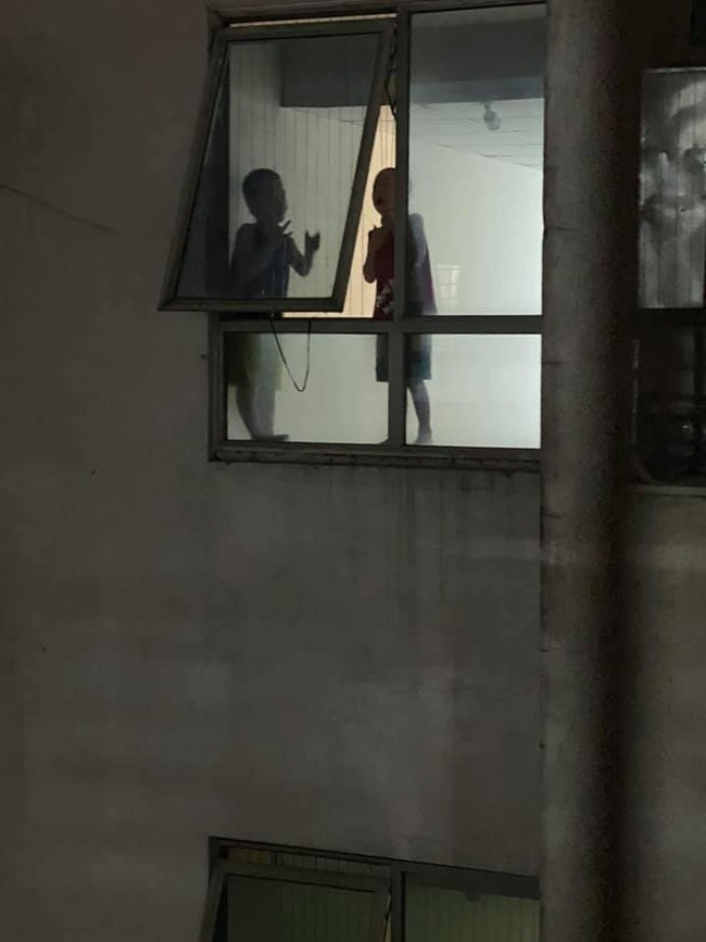 2 bé trai trèo gần cửa sổ hàng lang chung cư cao tầng để nô đùa, chứng kiến cảnh hiểm nguy phụ huynh nào cũng run sợ &quot;thót tim&quot; - Ảnh 3.