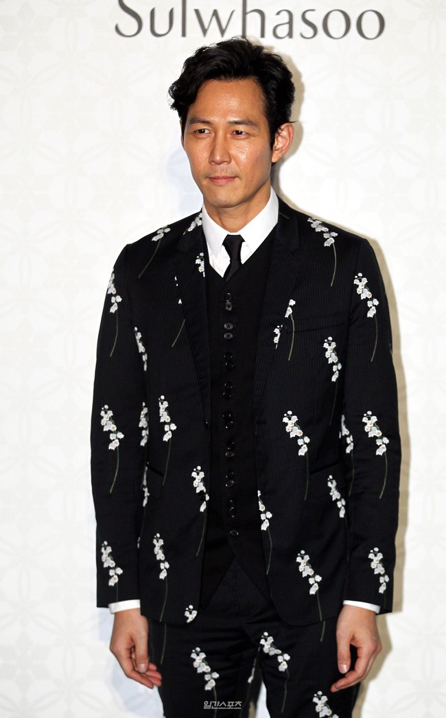 “Ong hoang canh nong” Lee Jung Jae gay sot trong “Tro choi con muc”