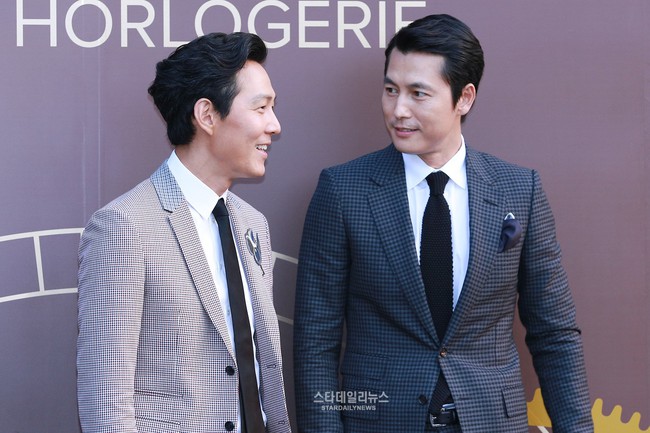 “Ong hoang canh nong” Lee Jung Jae gay sot trong “Tro choi con muc”