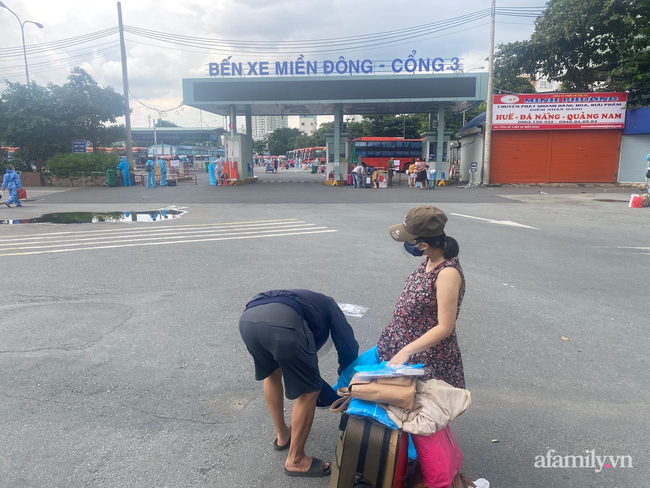 200 bà bầu rời TP.HCM tránh dịch trong cơn mưa tầm tã: &quot;Hết tiền rồi, phải về quê đẻ thôi&quot; - Ảnh 1.