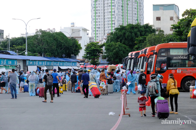 200 bà bầu rời TP.HCM tránh dịch trong cơn mưa tầm tã: &quot;Hết tiền rồi, phải về quê đẻ thôi&quot; - Ảnh 2.