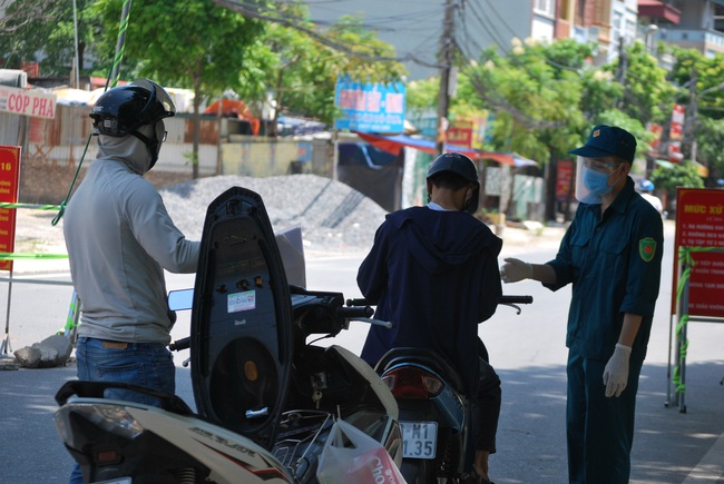 Hướng dẫn chi tiết về ‘sống chung với dịch COVID-19’: Có quy định người tiêm đủ 2 mũi vắc xin được đi lại bình thường - Ảnh 1.