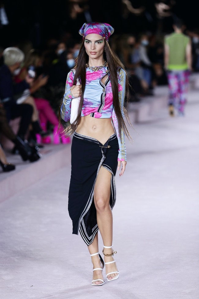 Nhìn siêu sao này catwalk cho Versace, dân tình thở phào: May ngày xưa bỏ nghề người mẫu đấy! - Ảnh 6.