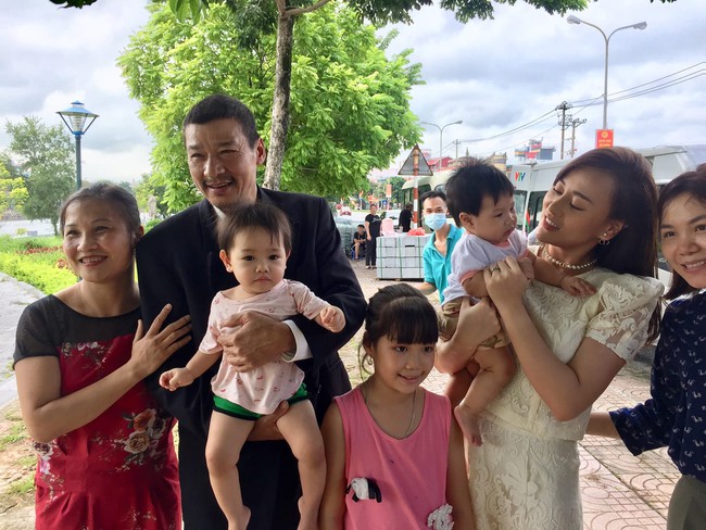 Hương vị tình thân: CLIP Phương Oanh đi mua váy bầu, cảnh Long ôm vợ được dự đoán là thông báo có em bé - Ảnh 8.