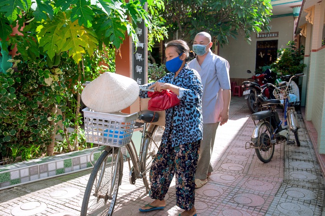 Ca sĩ Hà Phương được ông xã tỷ phú ủng hộ làm điều này giữa mùa dịch - Ảnh 5.