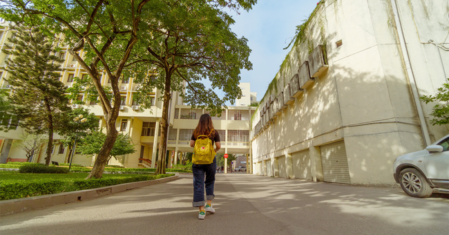 Đại học lãng mạn nhất nhì Hà Nội: Sân trường đẹp như phim &quot;Trái tim mùa thu&quot;, Song Hye Kyo mà bước vào chắc cũng lụi tim - Ảnh 4.