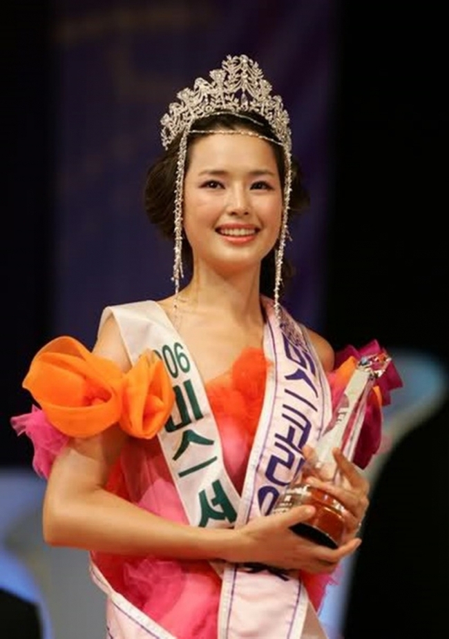Hoa hậu đẹp nhất Hàn Quốc Honey Lee: Lộ ảnh nóng, bị bạn trai 7 năm phản bội, vướng lùm xùm hám danh - Ảnh 3.