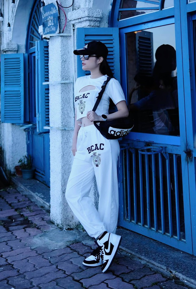 "Mẹ kế" kín đáo trong "11 tháng 5 ngày" ngoài đời gợi cảm bất ngờ, học vấn cực nể, hơn 30 tuổi vẫn khiến nhiều người ngưỡng mộ vì làm điều này - Ảnh 3. "Mẹ kế" kín đáo trong "11 tháng 5 ngày" ngoài đời gợi cảm bất ngờ, học vấn cực nể, hơn 30 tuổi vẫn khiến nhiều người ngưỡng mộ vì làm điều này - Ảnh 3.