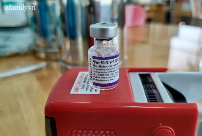 Sở Y tế TP.HCM chỉ đạo khẩn ngừng tiêm vắc xin Pfizer lô FK0112, 3 tiếng sau cho tiêm lại - Ảnh 1.