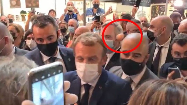 Tổng thống Pháp Macron bị ném trứng vào người khi dự sự kiện ẩm thực ở Lyon - Ảnh 1.