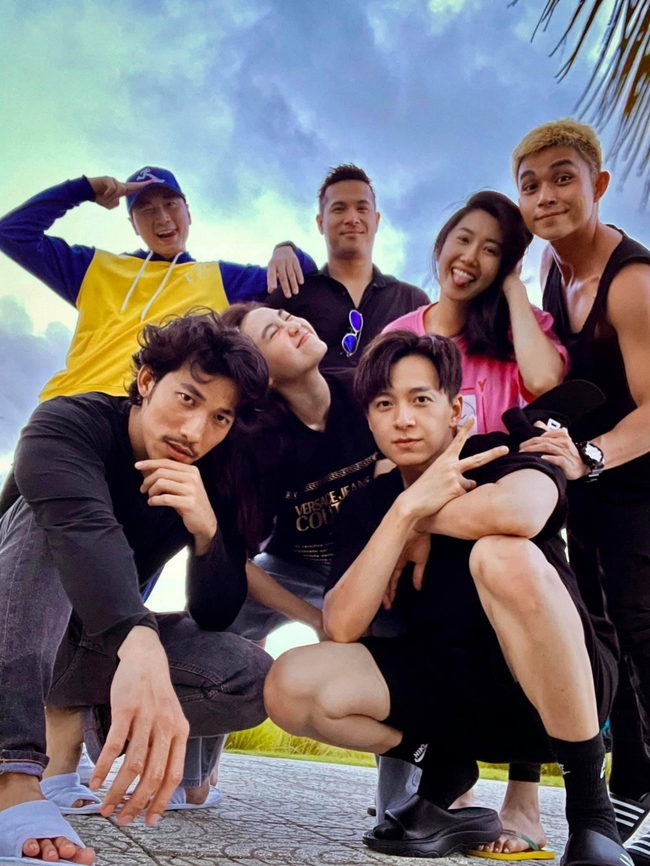 Ồn ào Running Man Vietnam còn chưa hạ nhiệt, Karik đăng ảnh cùng dàn cast nhưng Trường Giang và Jack bỗng "bay màu" một cách khó hiểu - Ảnh 4. Ồn ào Running Man Vietnam còn chưa hạ nhiệt, Karik đăng ảnh cùng dàn cast nhưng Trường Giang và Jack bỗng "bay màu" một cách khó hiểu - Ảnh 4.