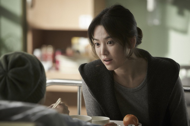 Một bộ phim của Song Hye Kyo bất ngờ hot trở lại sau 7 năm: Fan choáng trước tạo hình già nua &quot;đầu bù tóc rối&quot; - Ảnh 4.