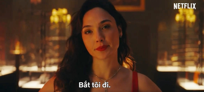 &quot;Wonder Woman&quot; Gal Gadot đẹp đến choáng ngợp trong trailer &quot;Lệnh truy nã đỏ&quot; của Netflix - Ảnh 2.