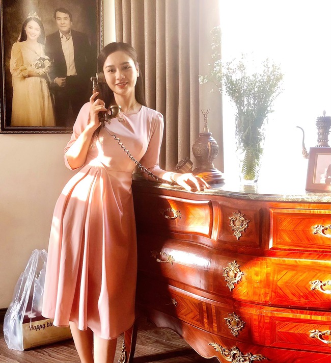 11 tháng 5 ngày: Mẹ Nhi hóa ra chính là bà Cúc Hướng dương ngược nắng, nhan sắc đúng chuẩn cành vàng lá ngọc - Ảnh 2. 11 tháng 5 ngày: Mẹ Nhi hóa ra chính là bà Cúc Hướng dương ngược nắng, nhan sắc đúng chuẩn cành vàng lá ngọc - Ảnh 2.