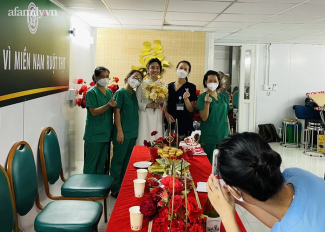 Xúc động đám cưới qua màn hình của nữ điều dưỡng xinh đẹp vào Sài Gòn chống dịch với chú rể ở Hà Nội - Ảnh 5.