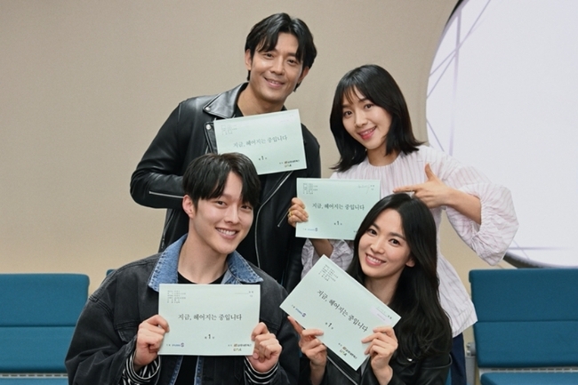 Song Hye Kyo hiếm lắm mới xuất hiện công khai trước truyền thông xứ Hàn, nhan sắc khiến dân tình điên đảo - Ảnh 4. Song Hye Kyo hiếm lắm mới xuất hiện công khai trước truyền thông xứ Hàn, nhan sắc khiến dân tình điên đảo - Ảnh 4.