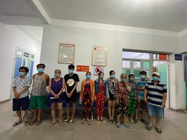 Bình Dương: 13 người tụ tập đánh bài, chơi lô tô sau khi nhận tiền hỗ trợ COVID-19, bị phạt 180 triệu đồng - Ảnh 2. Bình Dương: 13 người tụ tập đánh bài, chơi lô tô sau khi nhận tiền hỗ trợ COVID-19, bị phạt 180 triệu đồng - Ảnh 2.