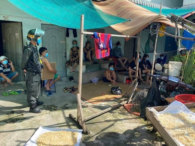 Bình Dương: 13 người tụ tập đánh bài, chơi lô tô sau khi nhận tiền hỗ trợ COVID-19, bị phạt 180 triệu đồng - Ảnh 1. Bình Dương: 13 người tụ tập đánh bài, chơi lô tô sau khi nhận tiền hỗ trợ COVID-19, bị phạt 180 triệu đồng - Ảnh 1.