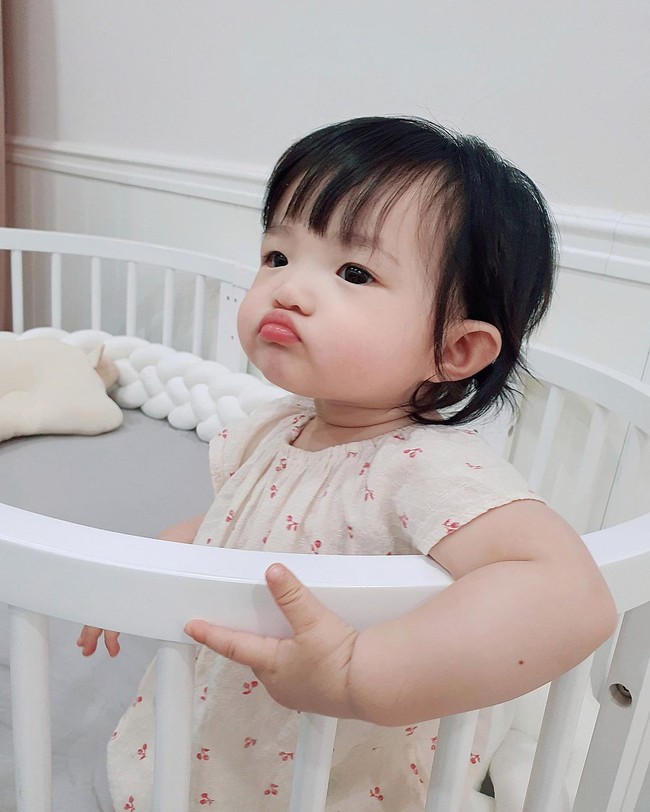 Sắc mặt thay đổi liên tục của con gái Đông Nhi khi học bài: Từ chăm chú đến bĩu môi đều có - Ảnh 3. Sắc mặt thay đổi liên tục của con gái Đông Nhi khi học bài: Từ chăm chú đến bĩu môi đều có - Ảnh 3.