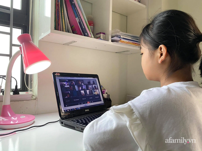 Con học online cả ngày, mắt đỏ hoe trông rõ thương: Bố mẹ làm ngay 5 cách này thì mắt con đỡ mỏi hơn hẳn! - Ảnh 2. Con học online cả ngày, mắt đỏ hoe trông rõ thương: Bố mẹ làm ngay 5 cách này thì mắt con đỡ mỏi hơn hẳn! - Ảnh 2.