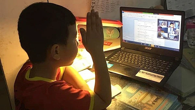 Con học online cả ngày, mắt đỏ hoe trông rõ thương: Bố mẹ làm ngay 5 cách này thì mắt con đỡ mỏi hơn hẳn! - Ảnh 1. Con học online cả ngày, mắt đỏ hoe trông rõ thương: Bố mẹ làm ngay 5 cách này thì mắt con đỡ mỏi hơn hẳn! - Ảnh 1.