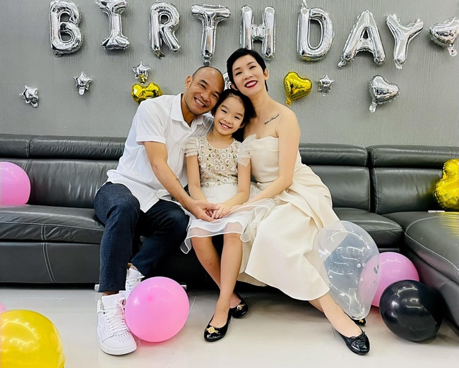 Sốc: Xuân Lan tung ảnh bán nude, ông xã ôm trọn bầu ngực khiến ai nhìn cũng "đỏ mặt" - Ảnh 3. Sốc: Xuân Lan tung ảnh bán nude, ông xã ôm trọn bầu ngực khiến ai nhìn cũng "đỏ mặt" - Ảnh 3.