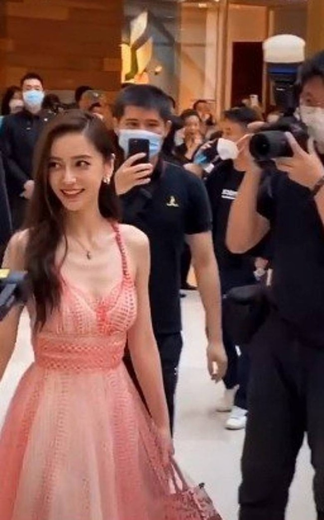 Giật mình với phần lưng của Angelababy, do quá gầy hay hậu quả của tiêm thuốc làm đẹp? - Ảnh 4.
