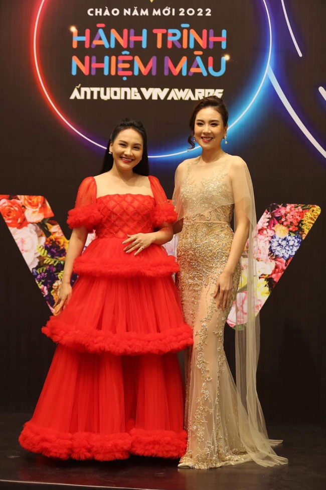 Thảm đỏ VTV Awards 2021: Mạnh Trường, Thanh Sơn lẻ bóng, Bảo Thanh như công chúa, bé Hoa Thương ngày nắng về quá xinh - Ảnh 4.