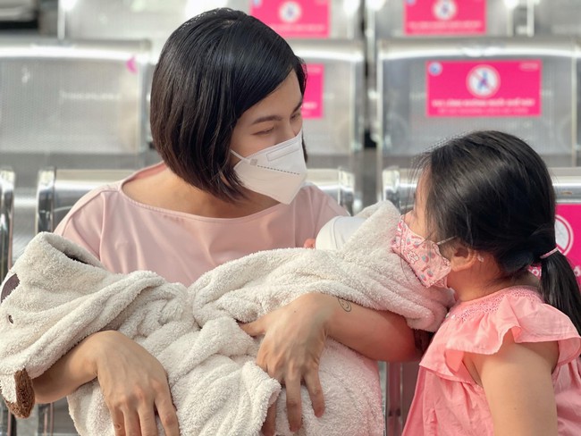Tủ trữ sữa mẹ ''đáng sợ'' của diễn viên Vân Trang: Giữ sữa của con gái đầu cách đây 6 năm, ngoài sữa có cả... rượu - Ảnh 2.
