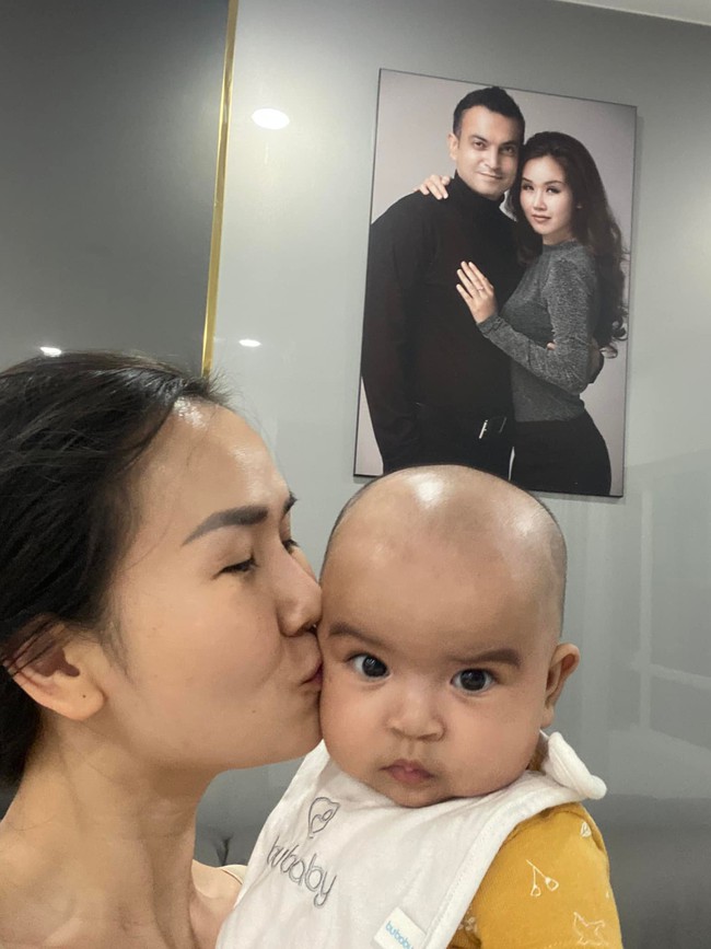 Con gái Võ Hạ Trâm khiến netizen bật cười với biểu cảm nhướn lông mày cực bá đạo - Ảnh 2. Con gái Võ Hạ Trâm khiến netizen bật cười với biểu cảm nhướn lông mày cực bá đạo - Ảnh 2.