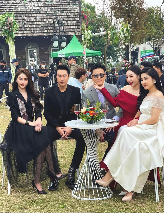 Ngỡ ng&agrave;ng nhan sắc b&agrave; Bạch C&uacute;c "Hướng dương ngược nắng" ở hậu trường Gặp gỡ diễn vi&ecirc;n truyền h&igrave;nh 2022 - Ảnh 1.
