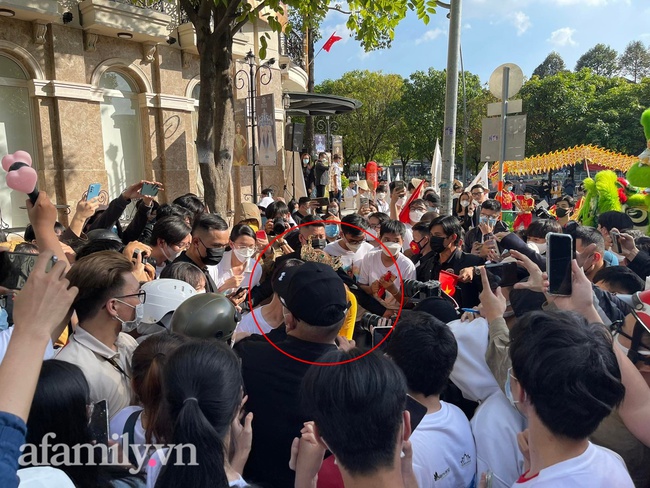 Nóng: Cảnh tượng hỗn loạn khi hàng trăm người hâm mộ cuồng nhiệt vây kín Hoa hậu Thùy Tiên trên đường phố - Ảnh 8.