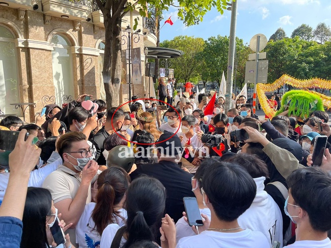 Nóng: Cảnh tượng hỗn loạn khi hàng trăm người hâm mộ cuồng nhiệt vây kín Hoa hậu Thùy Tiên trên đường phố - Ảnh 7.