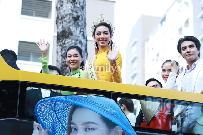 Nóng: Cảnh tượng hỗn loạn khi hàng trăm người hâm mộ cuồng nhiệt vây kín Hoa hậu Thùy Tiên đến tắc đường - Ảnh 9.
