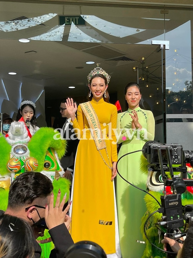 Nóng: Cảnh tượng hỗn loạn khi hàng trăm người hâm mộ cuồng nhiệt vây kín Hoa hậu Thùy Tiên trên đường phố - Ảnh 2.