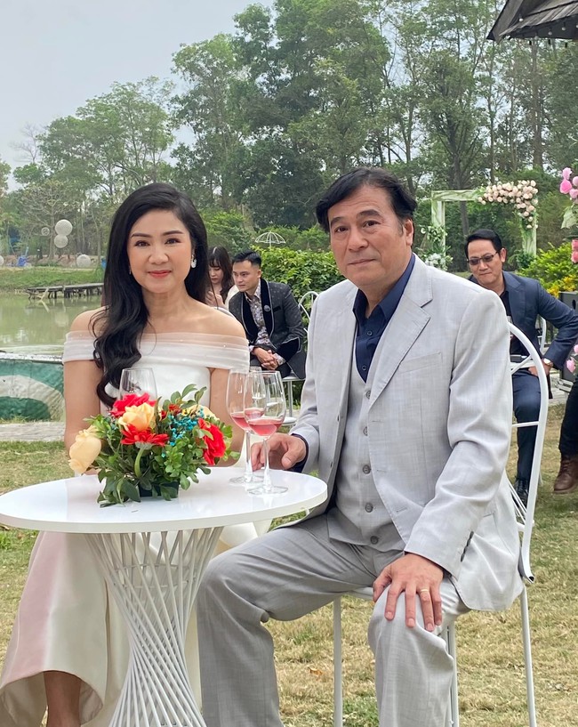Ngỡ ng&agrave;ng nhan sắc b&agrave; Bạch C&uacute;c "Hướng dương ngược nắng" ở hậu trường Gặp gỡ diễn vi&ecirc;n truyền h&igrave;nh 2022 - Ảnh 7.