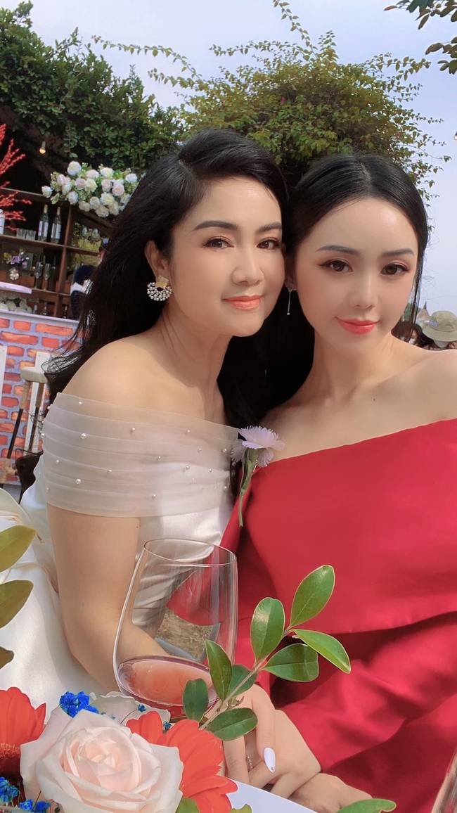 Ngỡ ng&agrave;ng nhan sắc b&agrave; Bạch C&uacute;c "Hướng dương ngược nắng" ở hậu trường Gặp gỡ diễn vi&ecirc;n truyền h&igrave;nh 2022 - Ảnh 8.