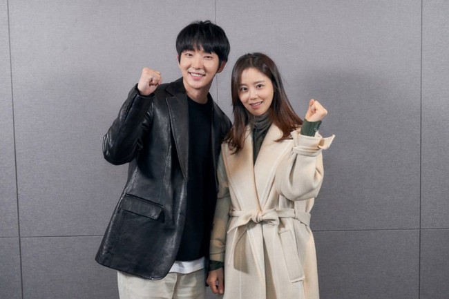 Lee Joon Gi hào hứng khoe quà của "bà xã" Moon Chae Won gửi đến phim trường - Ảnh 3.