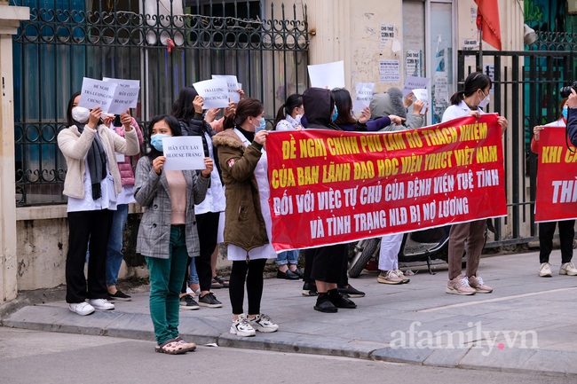 Hàng trăm nhân viên y tế xuống đường vì bị nợ lương: &quot;Lo cuộc sống hàng ngày còn chưa đủ, chúng tôi  không nghĩ gì đến Tết&quot; - Ảnh 9.