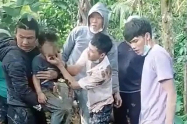 Clip: Nín thở theo dõi màn giải cứu bé trai rơi xuống giếng sâu - Ảnh 3. Clip: Nín thở theo dõi màn giải cứu bé trai rơi xuống giếng sâu - Ảnh 3.