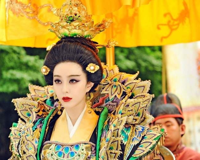 Hoa hậu Khánh Vân mặc đồ giống Phạm Băng Băng, nhìn ảnh nhớ ngay bộ phim sang chảnh bậc nhất Châu Á - Ảnh 4. Hoa hậu Khánh Vân mặc đồ giống Phạm Băng Băng, nhìn ảnh nhớ ngay bộ phim sang chảnh bậc nhất Châu Á - Ảnh 4.