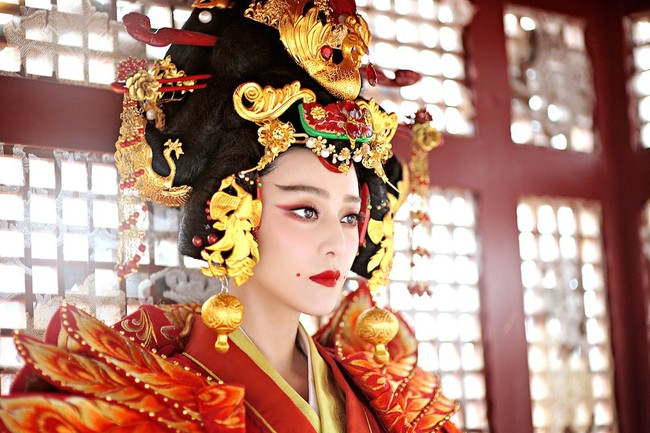 Hoa hậu Khánh Vân mặc đồ giống Phạm Băng Băng, nhìn ảnh nhớ ngay bộ phim sang chảnh bậc nhất Châu Á - Ảnh 8.