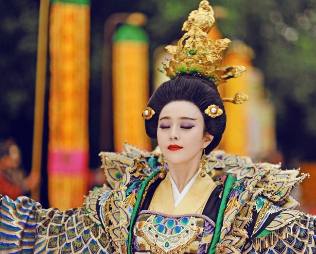 Hoa hậu Khánh Vân mặc đồ giống Phạm Băng Băng, nhìn ảnh nhớ ngay bộ phim sang chảnh bậc nhất Châu Á - Ảnh 5.