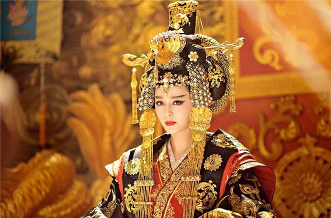 Hoa hậu Khánh Vân mặc đồ giống Phạm Băng Băng, nhìn ảnh nhớ ngay bộ phim sang chảnh bậc nhất Châu Á - Ảnh 7. Hoa hậu Khánh Vân mặc đồ giống Phạm Băng Băng, nhìn ảnh nhớ ngay bộ phim sang chảnh bậc nhất Châu Á - Ảnh 7.