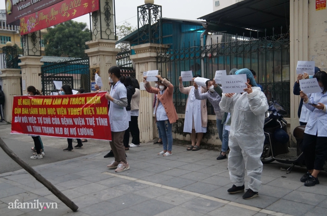 Lãnh đạo bệnh viện từng hứa giải quyết tiền lương nhưng sự chờ đợi của nhân viên y tế đã quá lâu Lãnh đạo bệnh viện từng hứa giải quyết tiền lương nhưng sự chờ đợi của nhân viên y tế đã quá lâu