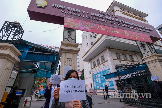 Hàng trăm nhân viên y tế ở Hà Nội xuống đường kêu cứu vì bị nợ lương: &quot;Lo cuộc sống hàng ngày còn chưa đủ, chúng tôi  không nghĩ gì đến Tết&quot; - Ảnh 10.