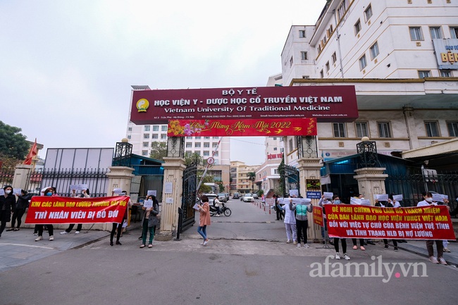 Hàng trăm nhân viên y tế ở Hà Nội xuống đường kêu cứu vì bị nợ lương: &quot;Lo cuộc sống hàng ngày còn chưa đủ, chúng tôi  không nghĩ gì đến Tết&quot; - Ảnh 11.